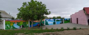 В селі Десантне діти яскраво розмалювали прилеглу до одного з магазинів територію